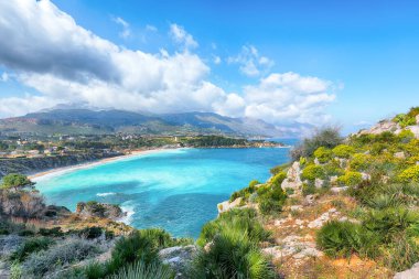 Castellammare del Golfo yakınlarındaki Guidaloca Sahili 'nin muhteşem deniz manzarası. Popüler seyahat yeri. Konum: Castellammare del Golfo, Trapani ili, Sicilya, İtalya, Avrupa
