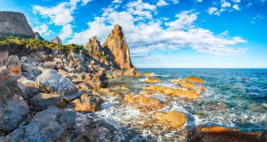 Punta Pedra Longa 'nın heyecan verici manzarası ve denizdeki masmavi su. Konum: Baunei, Nuoro ili, Sardinya, İtalya, Avrupa