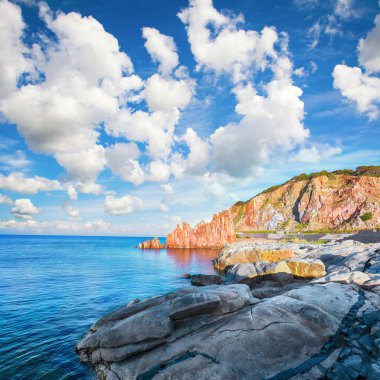 Arbatax 'ta Red Rocks' un (Rocce Rosse) kayda değer günbatımı manzarası. Konum: Arbatax, Ogliastra ili, Capo Bellavista, Sardinya, İtalya, Avrupa