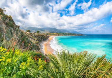 Castellammare del Golfo yakınlarındaki Guidaloca Sahili 'nin muhteşem deniz manzarası. Popüler seyahat yeri. Konum: Castellammare del Golfo, Trapani ili, Sicilya, İtalya, Avrupa