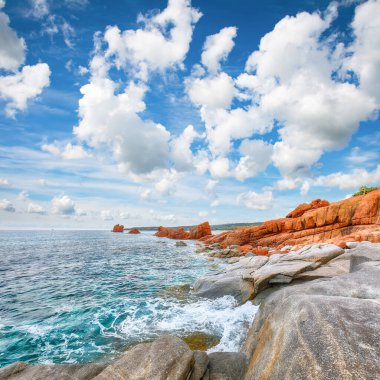 Cea sahilindeki Kızıl Kayalar 'ın (Scoglius Arrubius) heyecan verici manzarası. Konum: Tortoli, Ogliastra ili, Sardinya, İtalya, Avrupa