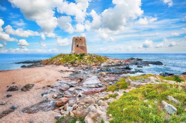 Orosei Körfezi 'ndeki Bari Sardo kulesinin etkileyici manzarası. Konum: Bari sardo, Ogliastra ili, Sardinya, İtalya, Avrupa