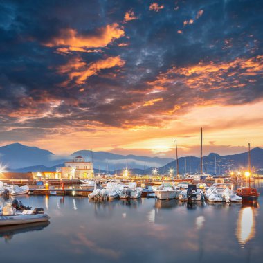 Villasimius 'un güzel marinasında gün batımının muhteşem manzarası. Konum: Villasimius, Cagliari ili, Sardinya, İtalya, Avrupa