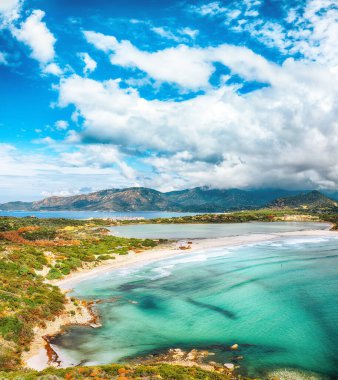 Porto Giunco Gölü 'nde turkuaz suyla etkileyici bir manzara. Konum: Villasimius, Cagliari bölgesi, Sardunya, İtalya, Avrupa