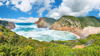 Vadi Cala Domestica 'nın büyüleyici manzarası. Muhteşem kumsal ve deniz fırtınası. Konum: Buggerru, Güney Sardunya, İtalya Avrupa