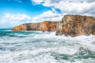 Valley Cala Domestica 'daki uçurumların inanılmaz manzarası ve deniz fırtınası. Konum: Buggerru, Güney Sardunya, İtalya Avrupa