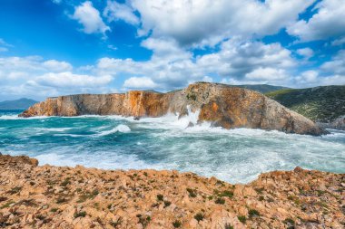 Valley Cala Domestica 'daki kayalıkların çekici manzarası ve deniz fırtınası. Konum: Buggerru, Güney Sardunya, İtalya Avrupa