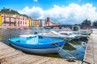 Temo nehri boyunca Ponte Vecchio köprüsü olan Bosa şehrinin inanılmaz manzarası. Renkli evlerle dolu bir nehir kenarı. Konum: Bosa kasabası, Oristano ili, İtalya, Avrupa
