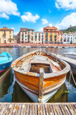 Temo nehrindeki Bosa kasabasının inanılmaz manzarası. Renkli evleri ve tekneleri olan nehir kenarına. Konum: Bosa kasabası, Oristano ili, İtalya, Avrupa