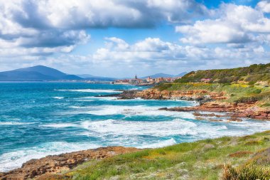 Sabahları Alghero şehrinin muhteşem bahar manzarası. Fantastik Akdeniz manzarası. Konum: Alghero, Sassari ili, İtalya, Avrupa