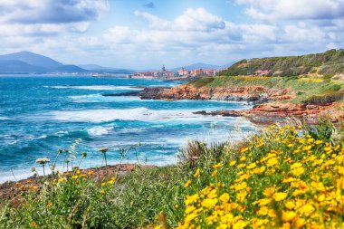 Sabahları Alghero şehrinin muhteşem bahar manzarası. Fantastik Akdeniz manzarası. Konum: Alghero, Sassari ili, İtalya, Avrupa