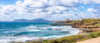 Sabahları Alghero şehrinin inanılmaz ilkbahar manzarası. Fantastik Akdeniz manzarası. Konum: Alghero, Sassari ili, İtalya, Avrupa