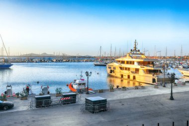 Alghero limanının inanılmaz akşam manzarası. Akdeniz manzarası var. Konum: Alghero, Sassari ili, İtalya, Avrupa