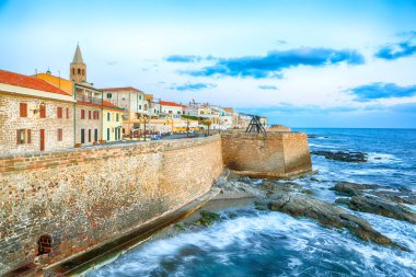 Alghero şehrinin tarihi kısmının şaşırtıcı akşam manzarası. Fantastik Akdeniz manzarası. Konum: Alghero, Sassari ili, İtalya, Avrupa