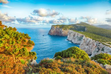 Cacccia Pelerini 'nde inanılmaz bir sabah manzarası var. Gün doğumunda kayalıklarda panoramik manzara. Fantastik Akdeniz manzarası. Konum: Alghero, Sassari ili, İtalya, Avrupa