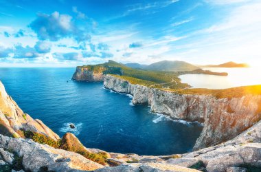 Cacccia Pelerini 'nde inanılmaz bir sabah manzarası var. Gün doğumunda kayalıklarda panoramik manzara. Fantastik Akdeniz manzarası. Konum: Alghero, Sassari ili, İtalya, Avrupa