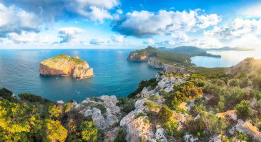 Cacccia Pelerini 'nde inanılmaz bir sabah manzarası var. Gün doğumunda kayalıklarda panoramik manzara. Fantastik Akdeniz manzarası. Konum: Alghero, Sassari ili, İtalya, Avrupa