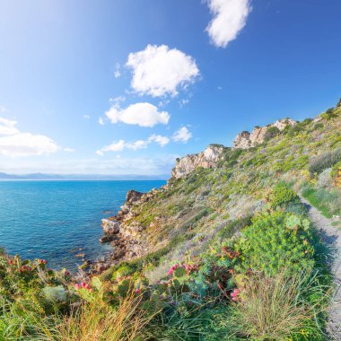 Cape Milazzo 'nun doğanın manzaralı manzarası. Piscina di Venere. Konum: Milazzo Burnu, Tyrhenian Denizi, Sicilya Adası, İtalya, Avrupa