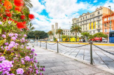 Cagliari ve Cagliari şehir merkezinin tipik mimarisine sahip sokak, Municipio di Cagliari. Konum: Cagliari, Sardinya, İtalya, Avrupa