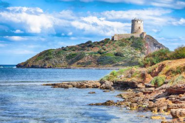 Nora arkeoloji sahasındaki Aziz Efisio deniz feneri Coltellazzo antik İspanyol kulesinin muhteşem manzarası. Konum: Nora, Pula, Sardinya, İtalya Avrupa