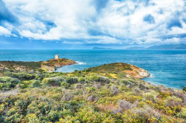 Piscinni Körfezi 'nin çekici sabah manzarası turkuaz deniz ve Piscinni' nin ünlü sahil kulesi. Güzel Akdeniz deniz manzarası. Konum: Teulada, Sardunya, İtalya Avrupa