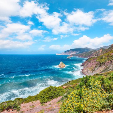 Arka planda Nebida ve Masua sahilleri ve Pan Di Zucchero 'nun şaşırtıcı bahar manzarası. Konum: Nebida, Iglesias, Sardunya, İtalya Avrupa