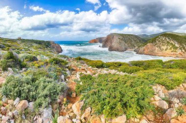 Valley Cala Domestica 'daki uçurumların inanılmaz manzarası ve deniz fırtınası. Konum: Buggerru, Güney Sardunya, İtalya Avrupa