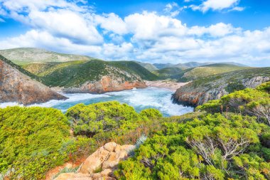 Vadi Cala Domestica 'nın büyüleyici manzarası. Muhteşem kumsal ve deniz fırtınası. Konum: Buggerru, Güney Sardunya, İtalya Avrupa