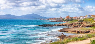 Sabahları Alghero şehrinin inanılmaz ilkbahar manzarası. Fantastik Akdeniz manzarası. Konum: Alghero, Sassari ili, İtalya, Avrupa