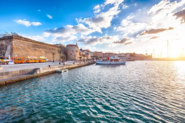Alghero Körfezi 'ndeki Alghero Marina yat limanının demirli yelkenli manzarası inanılmaz. Konum: Alghero, Sassari ili, İtalya, Avrupa
