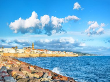 Alghero şehrinin tarihi kısmının şaşırtıcı akşam manzarası. Fantastik Akdeniz manzarası. Konum: Alghero, Sassari ili, İtalya, Avrupa