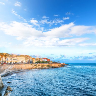 Alghero şehrinin tarihi kısmının inanılmaz akşam manzarası. Fantastik Akdeniz manzarası. Konum: Alghero, Sassari ili, İtalya, Avrupa