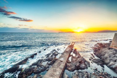 Alghero şehrinin tarihi kısmının şaşırtıcı akşam manzarası. Fantastik Akdeniz manzarası. Konum: Alghero, Sassari ili, İtalya, Avrupa