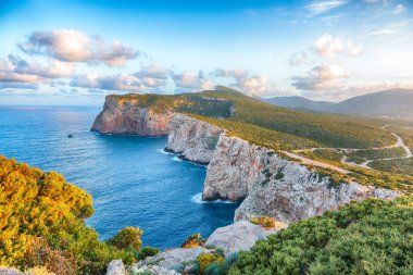 Cacccia Pelerini 'nin muhteşem sabah manzarası. Gün doğumunda kayalıklarda panoramik manzara. Fantastik Akdeniz manzarası. Konum: Alghero, Sassari ili, İtalya, Avrupa