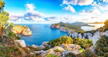 Cacccia Pelerini 'nde inanılmaz bir sabah manzarası var. Gün doğumunda kayalıklarda panoramik manzara. Fantastik Akdeniz manzarası. Konum: Alghero, Sassari ili, İtalya, Avrupa