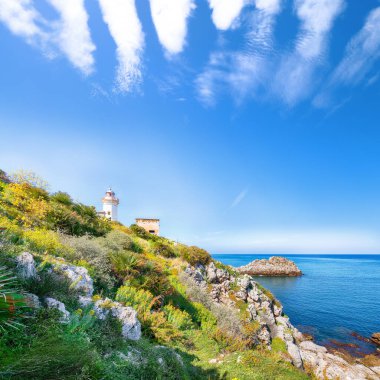 Capo Zafferano Deniz Feneri 'nde güneşli bir gün. Akdeniz 'in popüler seyahat noktası. Konum: Santa Flavia, Palermo ili, Sicilya, İtalya, Avrupa