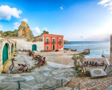 Tonnara di Scopello 'nun muhteşem sahnesi. Akdeniz 'de popüler seyahat rotası. Konum: Scopello, Trapani ili, Sicilya, İtalya, Avrupa
