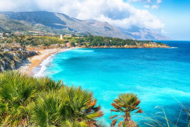 Castellammare del Golfo yakınlarındaki Guidaloca Sahili 'nin muhteşem deniz manzarası. Popüler seyahat yeri. Konum: Castellammare del Golfo, Trapani ili, Sicilya, İtalya, Avrupa