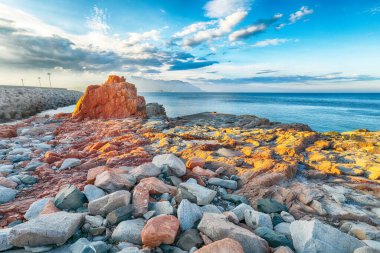 Arbatax 'ta Red Rocks' un (Rocce Rosse) kayda değer günbatımı manzarası. Konum: Arbatax, Ogliastra ili, Capo Bellavista, Sardinya, İtalya, Avrupa