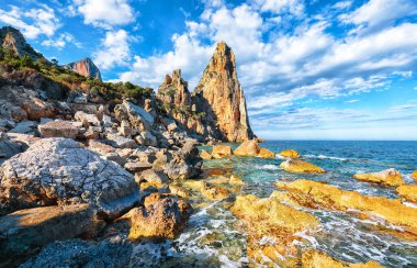 Punta Pedra Longa 'nın olağanüstü manzarası ve denizdeki masmavi su. Konum: Baunei, Nuoro ili, Sardinya, İtalya, Avrupa