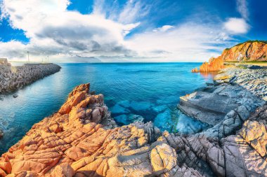 Arbatax 'taki Kızıl Kayalar' ın (Rocce Rosse) heyecanlı gün batımı manzarası. Konum: Arbatax, Ogliastra ili, Capo Bellavista, Sardinya, İtalya, Avrupa