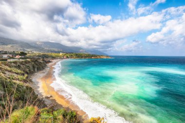 Castellammare del Golfo yakınlarındaki Guidaloca Sahili 'nin muhteşem deniz manzarası. Popüler seyahat yeri. Konum: Castellammare del Golfo, Trapani ili, Sicilya, İtalya, Avrupa