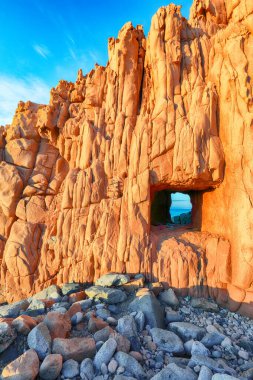 Arbatax 'ta Red Rocks' un (Rocce Rosse) günbatımı manzarası çok etkileyici. Konum: Arbatax, Ogliastra ili, Capo Bellavista, Sardinya, İtalya, Avrupa