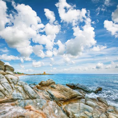 Orosei Körfezi 'ndeki Bari Sardo kulesinin etkileyici manzarası. Konum: Bari sardo, Ogliastra ili, Sardinya, İtalya, Avrupa