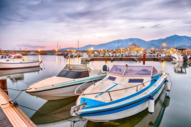 Villasimius 'un güzel marinasında gün batımının muhteşem manzarası. Konum: Villasimius, Cagliari ili, Sardinya, İtalya, Avrupa