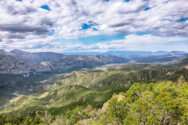 Gorropu Kanyonu 'nun dağ kitlesinin inanılmaz manzarası. Avrupa 'nın en derin kanyonu. Konum: Urzulei, Nuoro ili, İtalya, Avrupa.