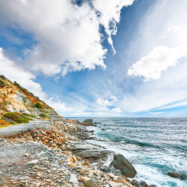 Capo Carbonara deniz feneri yakınlarındaki sahilin muhteşem manzarası. Konum: Villasimius, Cagliari bölgesi, Sardunya, İtalya, Avrupa