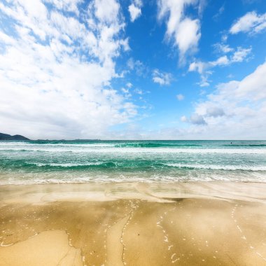 Porto Giunco Gölü 'nde turkuaz su ve eski kuleyle hayret verici bir manzara. Konum: Villasimius, Cagliari bölgesi, Sardunya, İtalya, Avrupa
