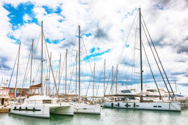 Cagliari 'de marina, yat ve teknelerle büyüleyici bir bahar şehri. Konum: Cagliari, Sardinya, İtalya, Avrupa