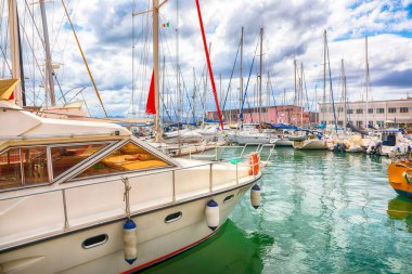 Cagliari 'de marina, yat ve teknelerle büyüleyici bir bahar şehri. Konum: Cagliari, Sardinya, İtalya, Avrupa